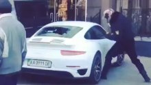 Ukrajinci demolirali novi Porsche 911 člana Janukovičeve stranke