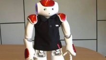 Robot Charlie uči dijete izračunati podatke koji mu mogu spasiti život