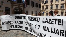 Ribić i kolege razvili transparent pred Vladom