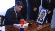 Josipovic, Milanovic sign book of condolence