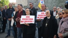 Na prosvjedu u Splitu tražio se egzorcist jer je 'Sotona dao Frljiću ideju za predstavu'