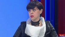 Modna raskoš Mirele Holy: Shantzov ovratnik i barokni volani za brisanje suza