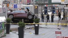 Troje kritično nakon naleta automobila na Times Squareu