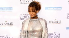 Halle Berry pozirala samo u toplesu i sve bacila u trans