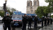 Policajci ranili napadača kod katedrale Notre Dame