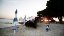 Vozač ispao iz plovila, gliser završio na plaži punoj ljudi