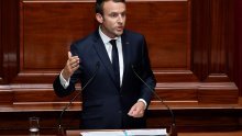 Macron u Versaillesu obećao rezanje broja zastupnika