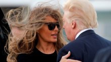 Vjetar u kosi: Razbarušena Melania i postojana frizura Donalda Trumpa