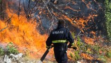 Nema sna za vatrogasce: Tri velika požara u Dalmaciji još nisu ugašena