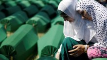 Tisuće sudionika 'Marša mira' stigle u Srebrenicu; u Splitu 'Mimohod 8372'