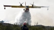 Četiri kanadera gase požare kod Drniša i Tisnog