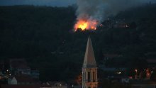 Požar ugašen, vatrogasci deponij natapaju vodom