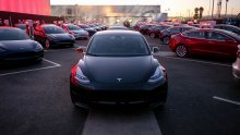 Tesla kasni s isporukom Modela 3 jer radnici ručno sastavljaju baterije