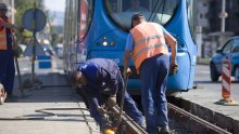 Veliki kameni blok probio pod tramvaja