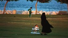 Hoće li na plažama Saudijske Arabije ženama iz kupaćih viriti samo trepavice?