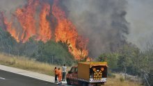 [VIDEO] Dalmacija opet gori: Zatvorena brza cesta Solin - Klis, vatrogasci rastrgani