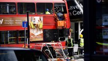 Londonski autobus zabio se u dućan, putnice ostale zarobljene na katu