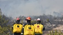 Kod Drniša požar lokaliziran ali ne i ugašen, gorjelo i na Svilaji