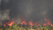 Veliki požar kod Obrovca: Čuju se eksplozije, evakuirani Modrići, ima ozlijeđenih