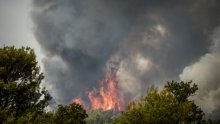 Požar u bivšem vojnom skladištu kod Zagreba, odjekivale eksplozije, ozlijeđen vatrogasac