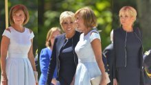 Modni okršaj: Rumunjska prva dama 'prešišala' Brigitte Macron