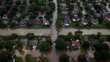 Iz poplavljene kemijske tvornice u Texasu odjekuju eksplozije