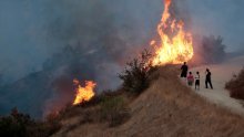 Stotine ljudi bježi pred najvećim požarom u povijesti Los Angelesa