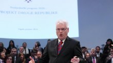 Josipović dijagramima po korupciji, a Tuđmanom po desnici