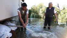 Stanovnicima Ogulina u pomoć priskočila vojska, napunili su 700 vreća s pijeskom