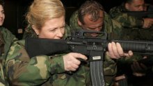 Zna li Kolinda Grabar Kitarović tko je nadležan za oružane snage?