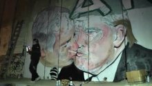 Mural na kojem se ljube Trump i Netanyahu osvanuo na zidu na Zapadnoj obali