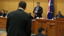 Plenković se branio od žestokih prozivki Bernardića i Petrova na temu Agrokora i Ine