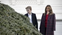 Božićno drvce stiglo u Bijelu kuću, Melanija i Barron Trump oduševljeni