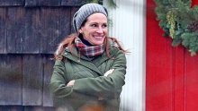 Julia Roberts: Prirodna ljepotica u najpoželjnijoj jakni ove sezone