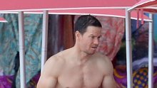 Mark Wahlberg uživa sa suprugom na plaži i pokazuje isklesanu figuru