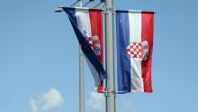 Zapaljena hrvatska zastava postavljena kod spomenika HVO-a u Bosni