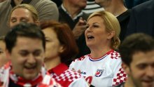 Stigla na tribine: Pogledajte kako je predsjednica Kolinda bodrila hrvatske rukometaše