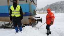 HŽ se hvali čistom prugom; Sindikat: Očistili su dio pruge samo za novinare