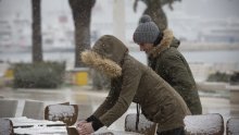 [VIDEO] U Splitu zbog poledice građanima uputa: Ne izlazite bez potrebe. Na Korčuli proglašeni zimski uvjeti