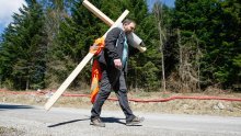 Iz protesta s križem na leđima hoda od Rijeke do Zagreba: 'Imaju za prastare avione, a nemaju za bolesnu djecu'