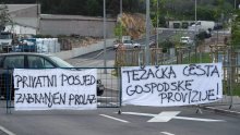 Split: Iz prosvjeda blokirao novu cestu i zaključao školu