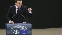 Macron u Rusiji s brojnim izaslanstvom poslovnih ljudi spremnih potpisati ugovore bez obzira na nove sankcije SAD-a