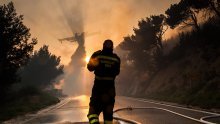 Veliki požar kod Omiša prijetio kućama, pogledajte nevjerojatne fotografije s požarišta: Gori k'o usrid lita!