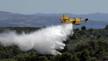 Kanaderi gase požare kod Rapca i Šibenika