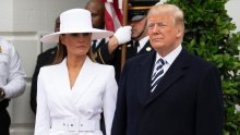 Bolno za gledati: Melania postala viralni hit nakon još jednog odgurivanja Trumpa u javnosti