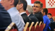 Plenković: Jasno je koja ekipa stoji iza referenduma i tko ih podržava. Tu je i Živi zid. Šampioni protiv cijepljenja. Sjajna ekipa