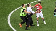 Dejan Lovren kao policajac, po terenu je lovio uljeze koji su prekinuli finale