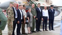 [FOTO] Vlada i generali obišli lovce F-16 na Plesu: 'Napravili smo odličan posao'