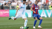 Rijeka i Hajduk remizirali u derbiju kojeg je obilježio kontroverzni penal i divljanje navijača