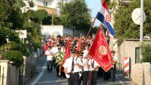 Mimohod u Tisnom: Evo nas u koloni koja nikad neće prestati, baš kao i naše sjećanje na stradale